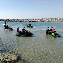 Jet-skis sur la mer, près d'une digue