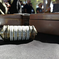 Cryptex posé devant des coffres en bois