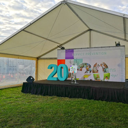 Scène sous chapiteau décorée pour les 20 ans du service prévention