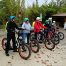 Groupe casqué sur des VTT électriques