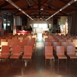Salle de conférence avec des rangées de chaises orange