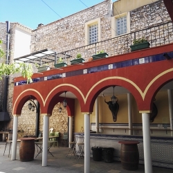 Patio à arcades rouges et jaunes de style andalou