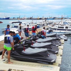 Jet-skis amarrés à un ponton, dans un port