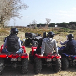 Pilotes casqués sur des quads