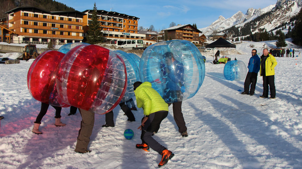 Activités d'entreprise à la montagne, dans la neige